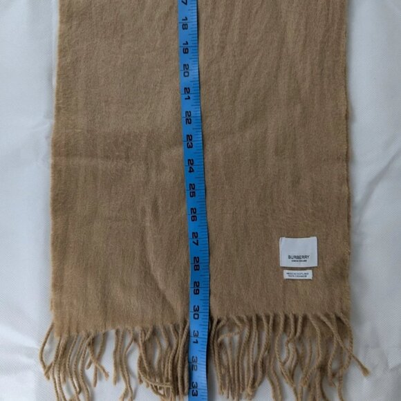 Pre-Owned Burberry Beige Cashmere Scarf – Unisex – Luxury Winter Accessory. - Picture 5 of 6